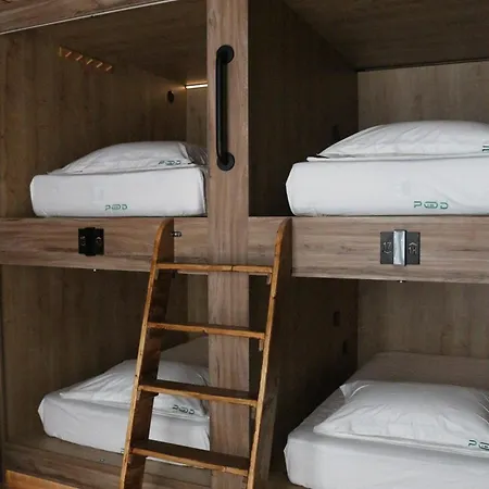 The Pod Village אכסניה