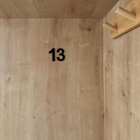 The Pod Village אכסניה *