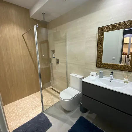 Lejlighed New! Renovated, Centrally Located, Private Entrance, Terrace *
