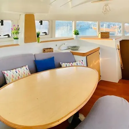 Barco Sobre El Mar Botel *