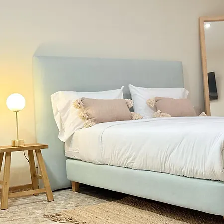 Valencia, Netflix, 4 Mins Walk To The