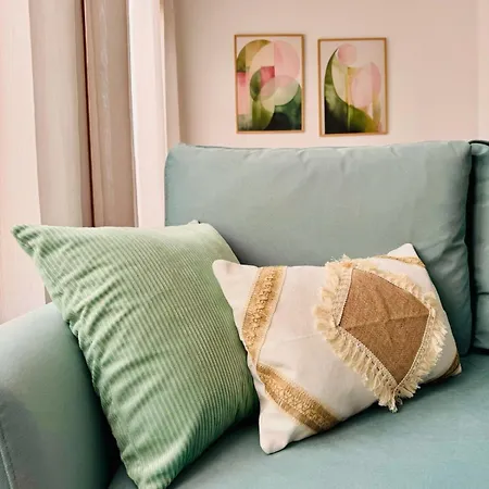 Abat 2 Cool & Wide Flat Next To The Cathedral *