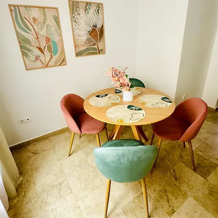 Abat 1 Cool & Wide Flat Next To The Cathedral דירה *