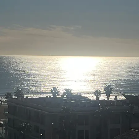 Stylish Well-connected Beachfront Flat דירה