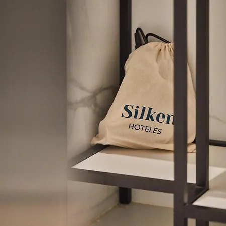 西尔肯瓦伦西亚之门酒店 4*