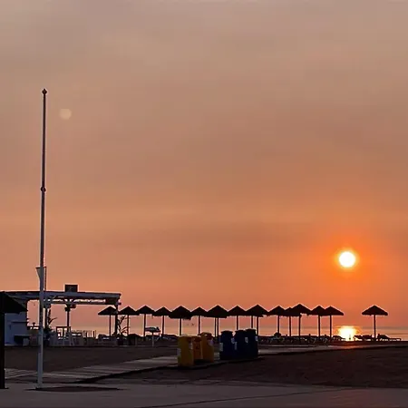 Stylish Well-connected Beachfront Flat דירה *