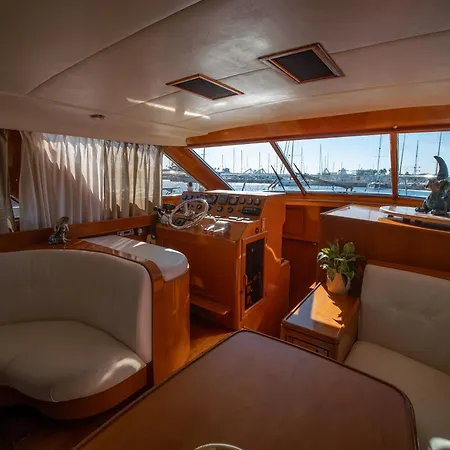 Hotel en barco Master&commander Valencia