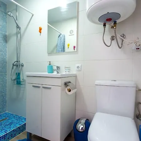 アパート Versus Near Of Arts