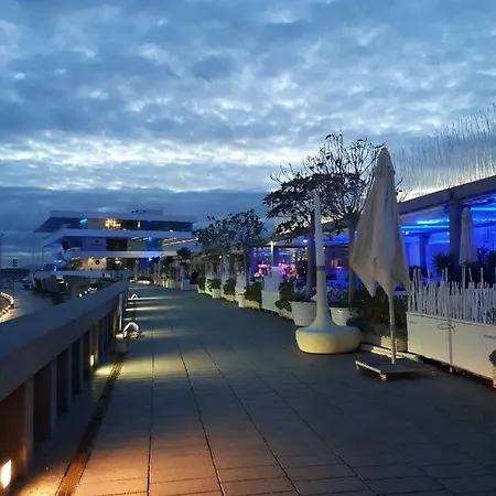 Luminoso Cerca De La Playa Y Puerto Valensiya