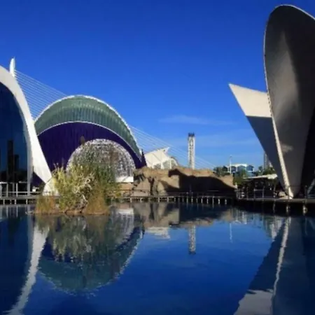 En La Ciudad De Ciencias Y Cerca De La Playa