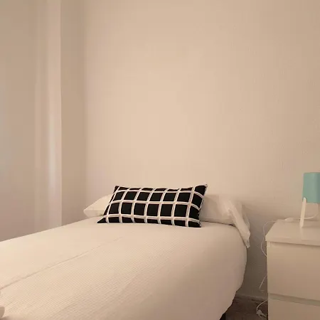 Cozy 3 Bedroom 1 Bathroom By Joaquin Sorolla Station アパート