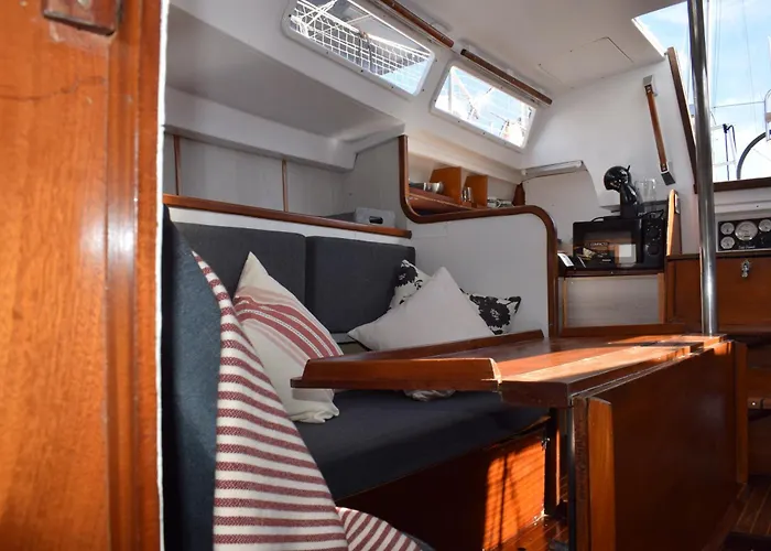 Velero En Puerto De - E&m Boats 보트호텔