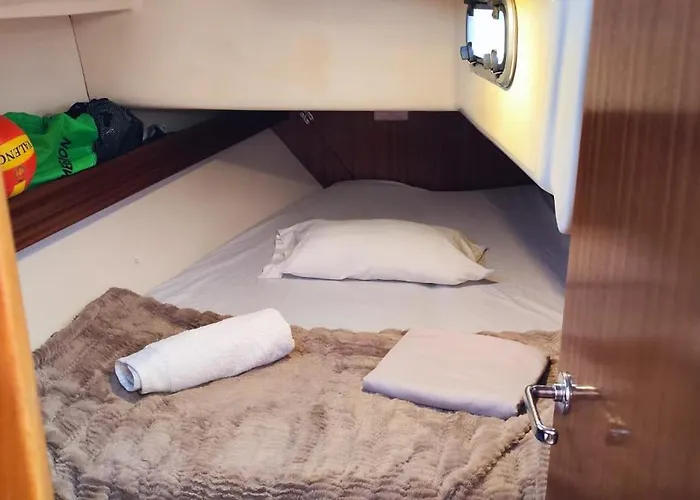 Velero Shabbak Botel