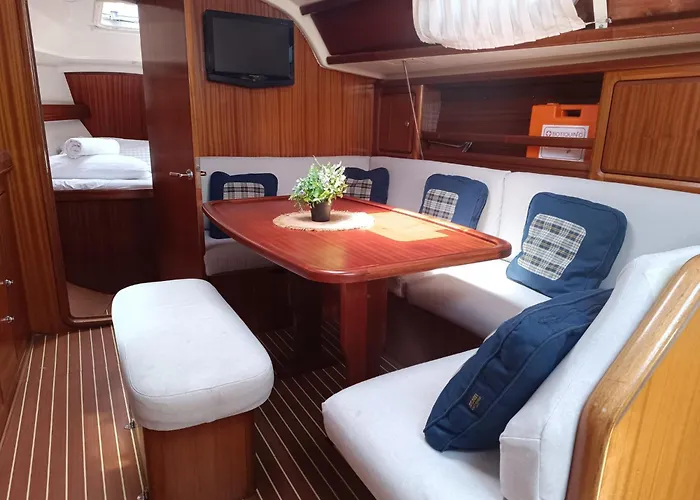 Velero Shabbak Botel *