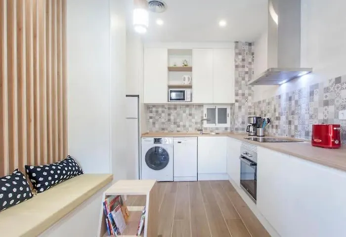 New 4 Pax Front Station Wifi Apartment