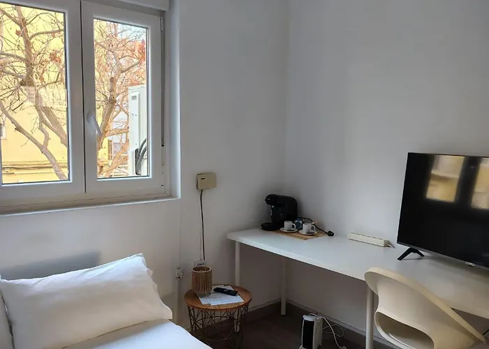 Agui House Homestay *