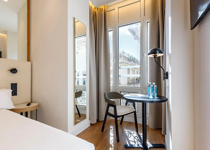 Petit Palace Plaza De La Reina فندق 3*