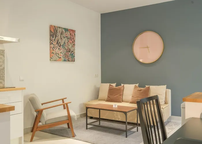 מלון דירות Chic & Comfortable Apartment, Private Terrace 4*