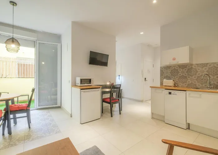 מלון דירות Chic & Comfortable Apartment, Private Terrace 4*