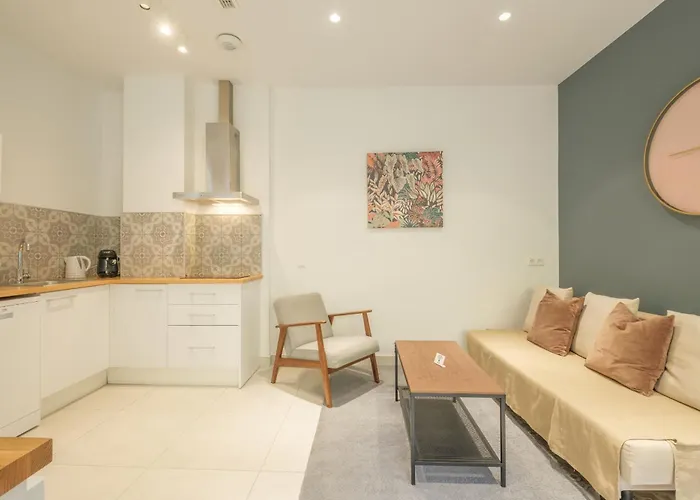 מלון דירות Chic & Comfortable Apartment, Private Terrace 4*