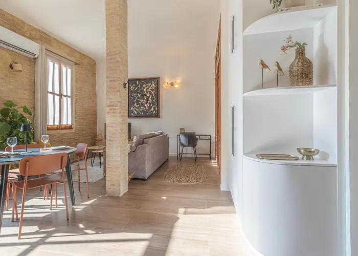 Prime Location, Bright & Cozy 아파트