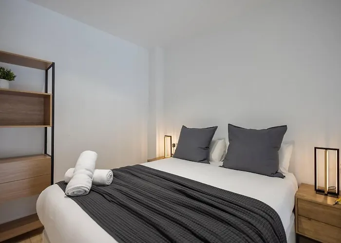 Estudio Con Altillo En Malilla Cerca De La Fe Apartment