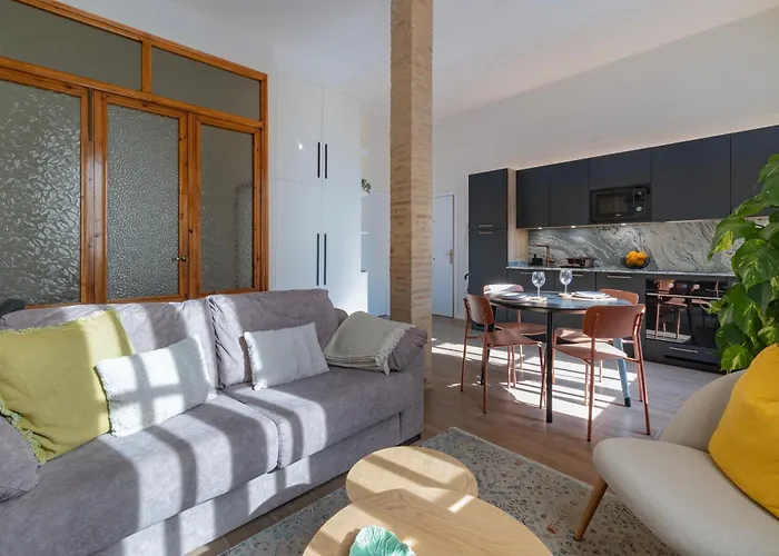 Prime Location, Bright & Cozy