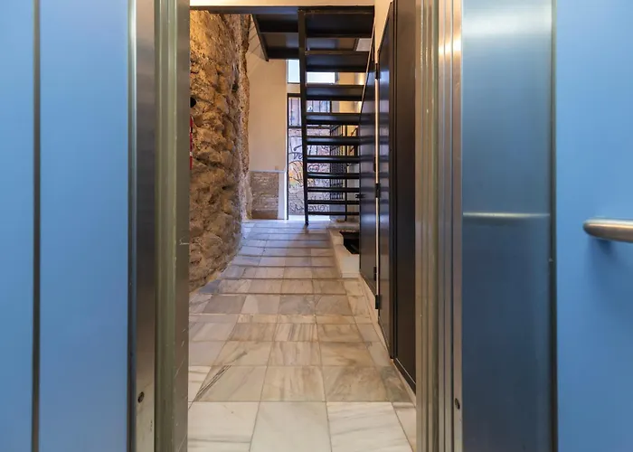 Prime Location, Bright & Cozy