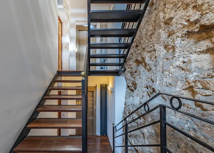 Prime Location, Bright & Cozy