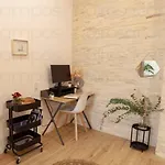 Apartment Rb - Urban Loft Retreat, Comfort & Good Location