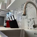 شقة Chic Avec Terrasse, Lumineux Et Calme 2 *