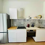 Chic Avec Terrasse, Lumineux Et Calme 2 *