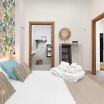 Con Piscina Y Terraza Daire