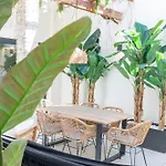 Con Piscina Y Terraza