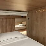 The Pod Village 旅馆 *