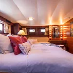 Yacht Our Alissa 보트호텔