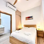 Valentia Modern And Comfortable Beachside Style 公寓