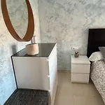 300 M From The ,parking , Breakfast Daire *