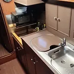 Romantic Sailboat Hotel na wodzie