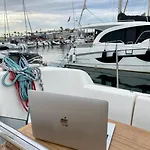 Magnificent Sailboat With Free Parking For Cars Hotel en barco *