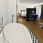 One Shot Reina Victoria Hotel