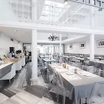 Petit Palace Plaza De La Reina فندق