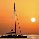 Апартаменты Cabanal Beachfront - 1 Min To Sea, Ac, Smarttv, Balcony *