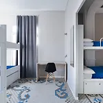 Purple Nest אכסניה *