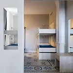 אכסניה Purple Nest *