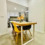펜션 Design & Stylish House In The Center Of