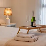 Vibe - Oceanfront Escape Apartment *