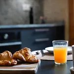 Prime Location, Bright & Cozy Apartamento