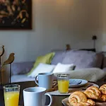 Prime Location, Bright & Cozy Apartamento