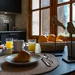 Prime Location, Bright & Cozy Apartment *